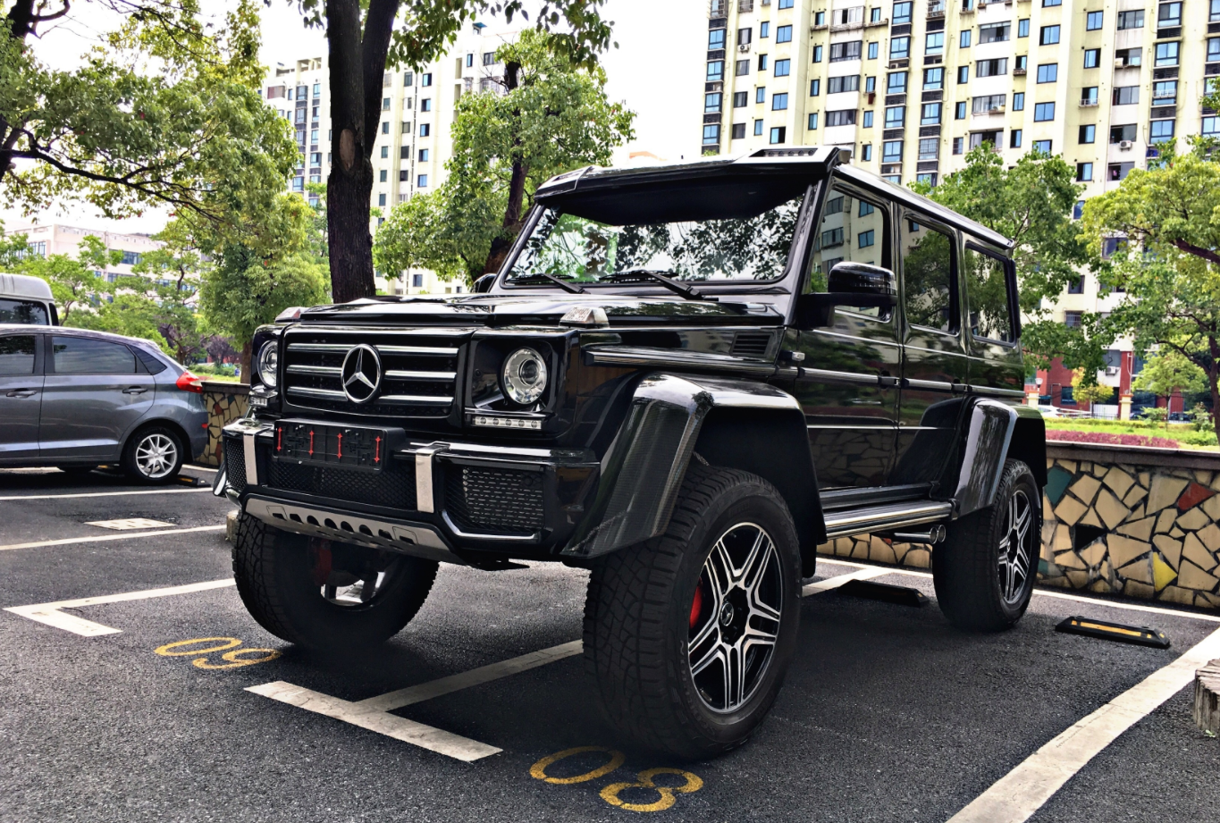 罕见的奔驰越野"部队":200万的奔驰g只能排倒数,8×8出场霸气