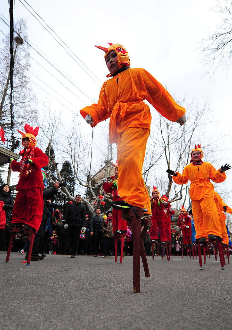 是一种广泛流传于中国各地的民间传统舞蹈和表演艺术形式,尤其在北方