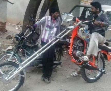 印度人玩转摩托车,图二把交警都逗乐了,最后一张给跪下了!