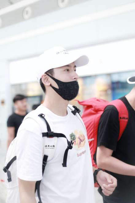 张哲瀚穿白色印花t恤搭配宽松运动裤现身机场 大方任拍帅气十足