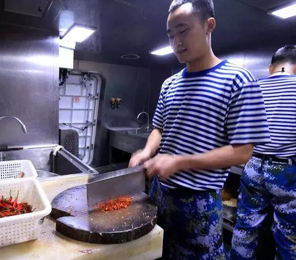 面朝大海,烹饪美食!揭秘海军舰艇上炊事班战士的生活!