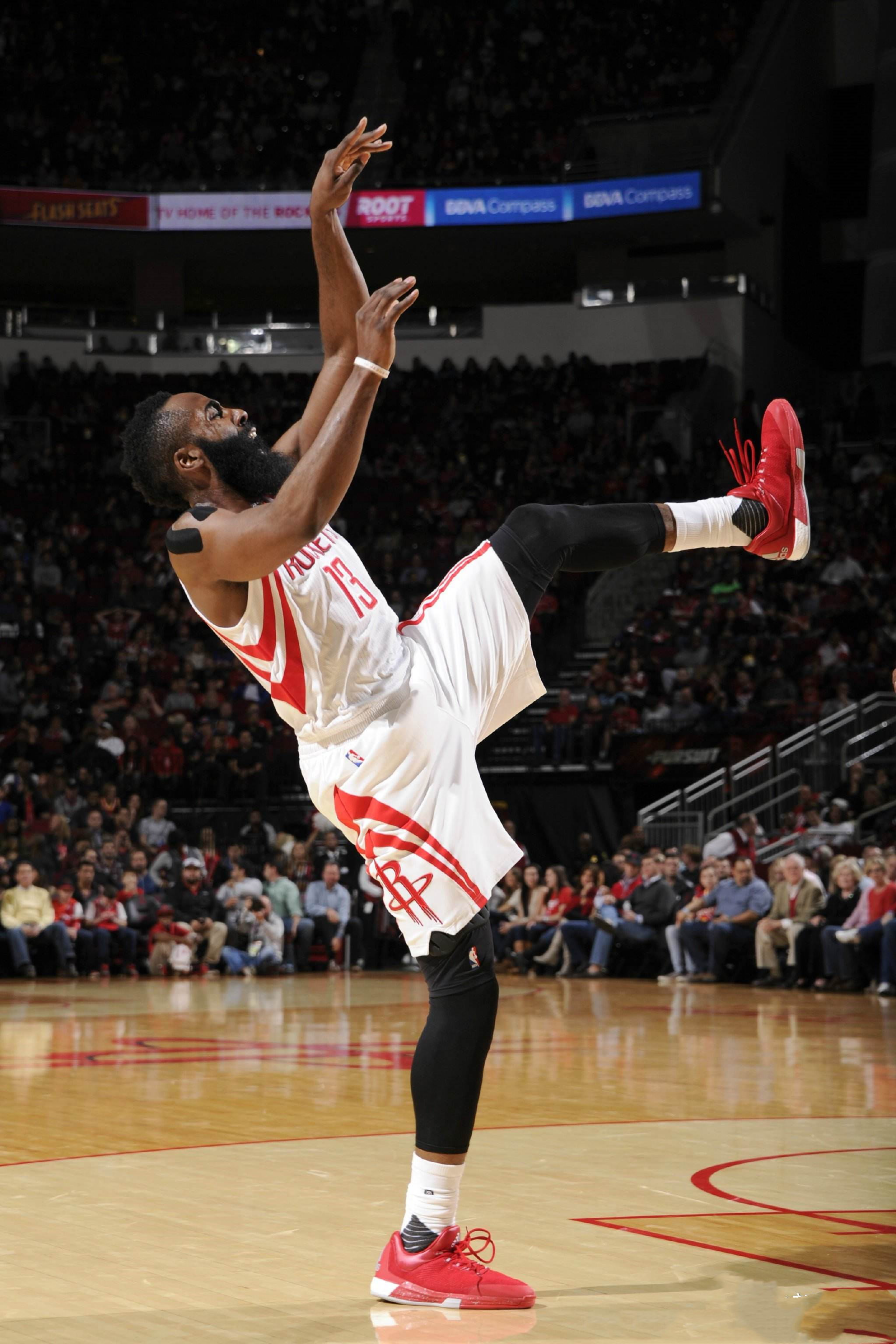 三分21投1中拿下两连胜,联盟第一得分后哈登实至名归,毫无争议