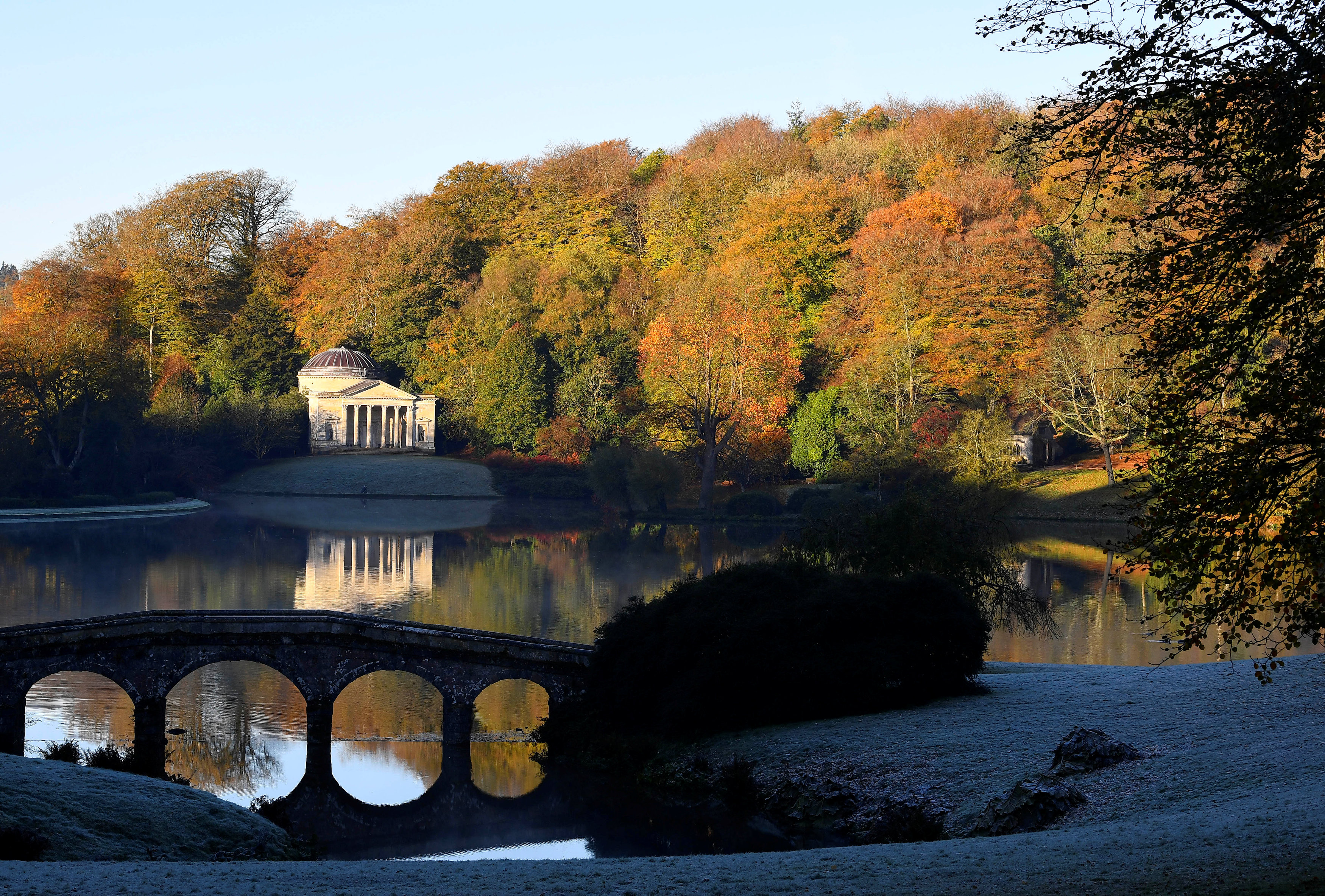 秋色怡人 这是11月2日在英国威尔特郡斯托海德花园拍摄的秋日景色