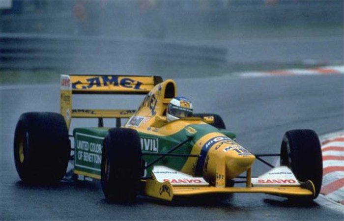 贝纳通车队,外观靓丽,车辆配置完善,科技感十足