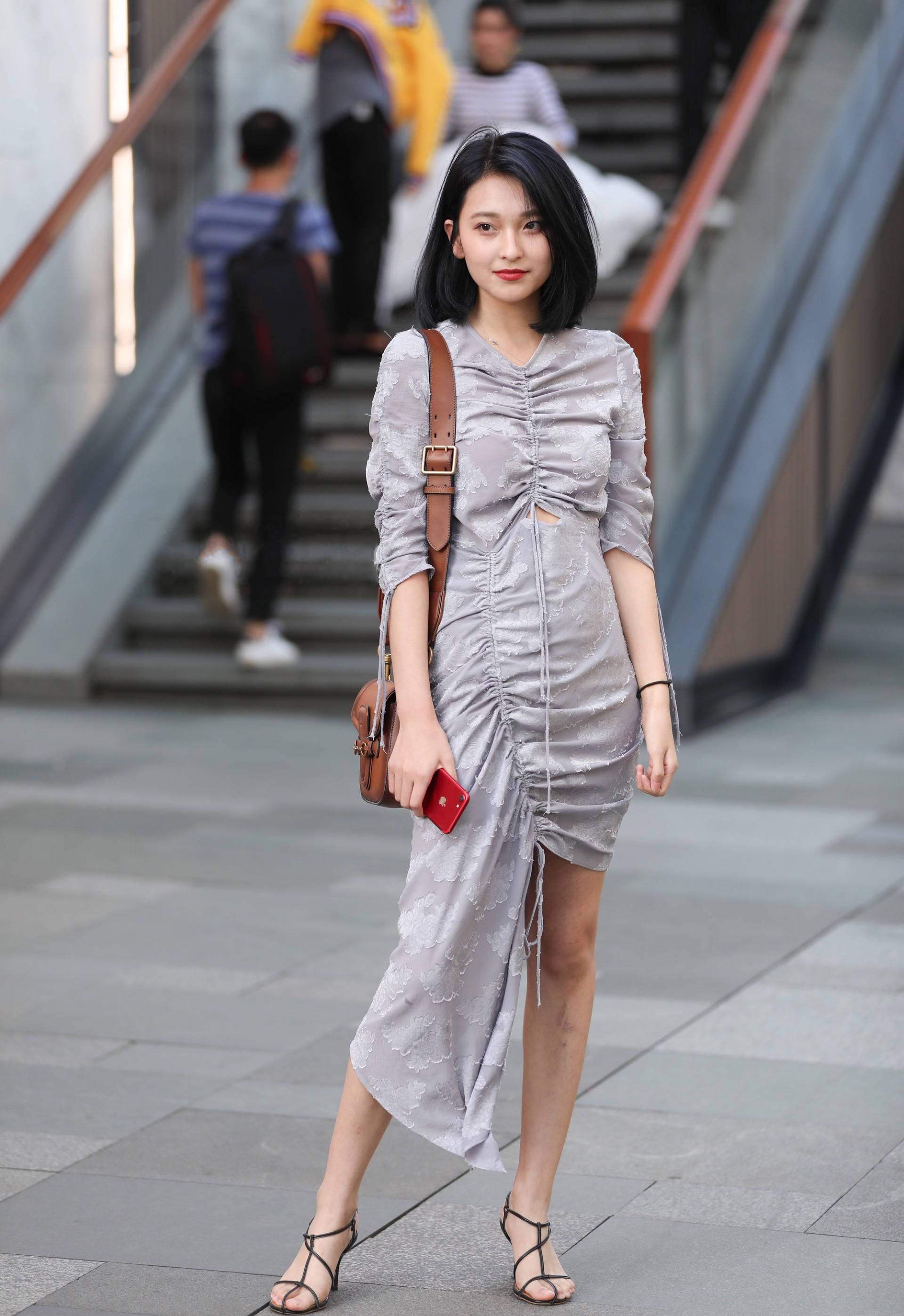 街拍:短发美女一袭银灰色长裙,大气十足,网友:笑容太治愈了!