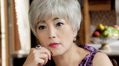 她是荧幕绿叶,曾相恋林正英,如今是豪门阔太,却依旧出演丑角