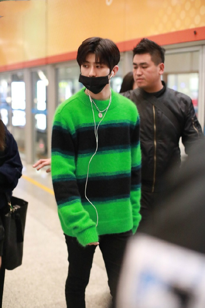 蔡徐坤穿绿色毛衣搭配黑色裤子现身机场,戴黑色口罩遮面挡不住帅气