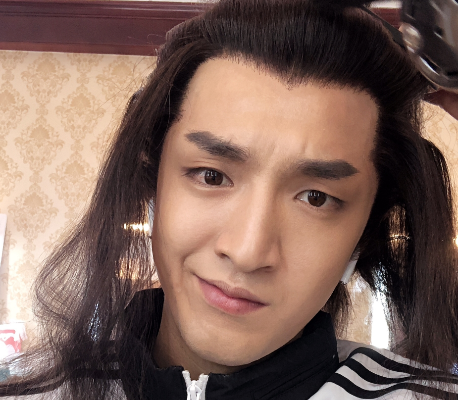 金瀚寸头形象深入人心,戴上假发后,看到他的眉毛,网友忍俊不禁