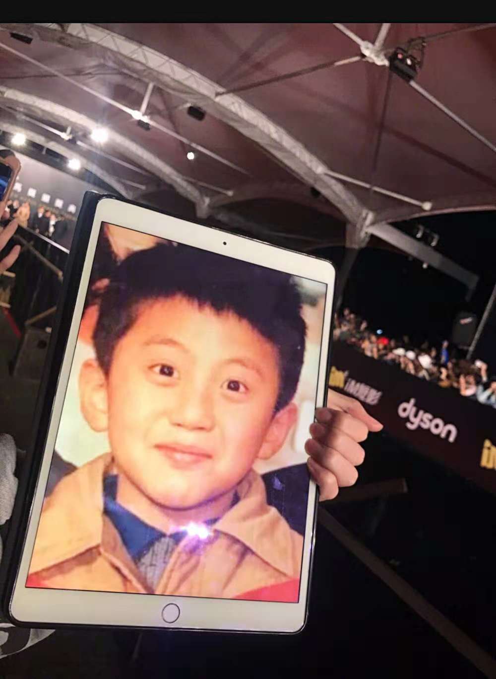 邓超走红毯时看到自己的童年照笑成表情包,张艺谋都没忍住