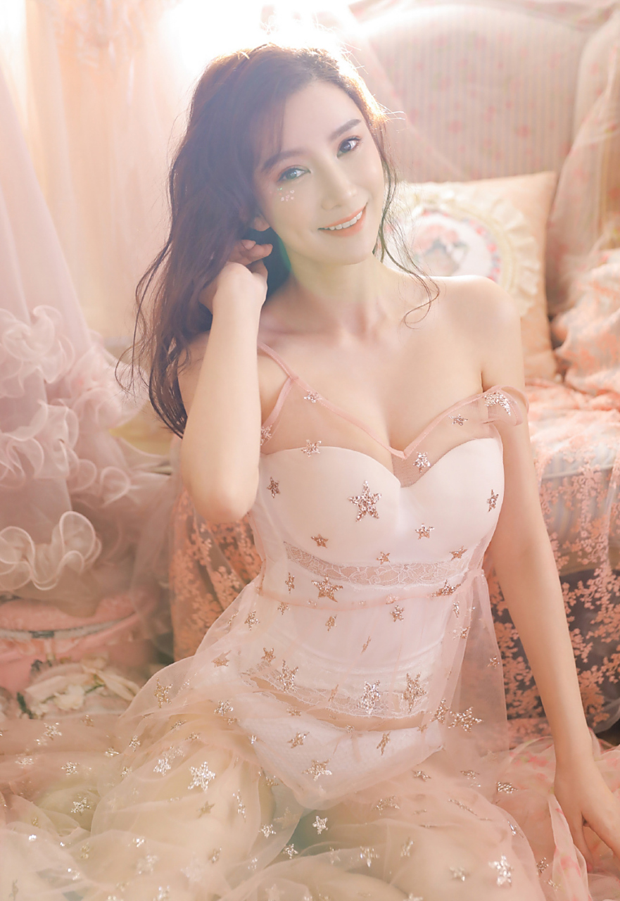 演员唐熙蕾丝透视装性感私房写真:少女般的性感,令人看一眼就心动