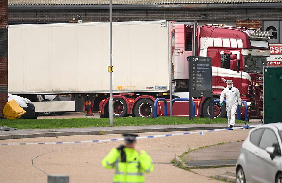 英警方:首批11具集装箱内遗体运往医院 即将验尸