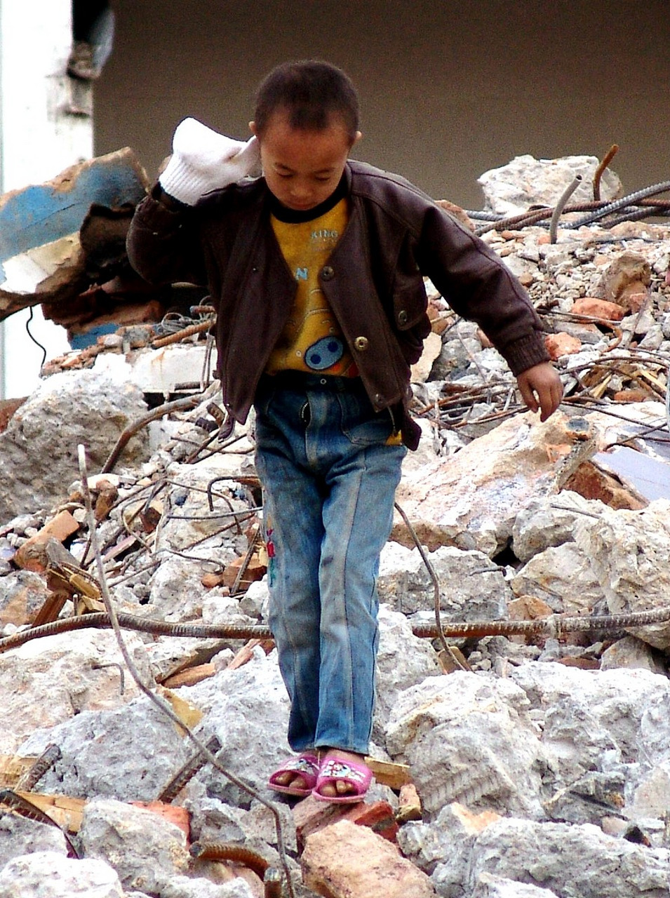 妈妈生病孩子衣衫褴褛到处捡空瓶  一名四岁男孩因捡瓶为食的新闻