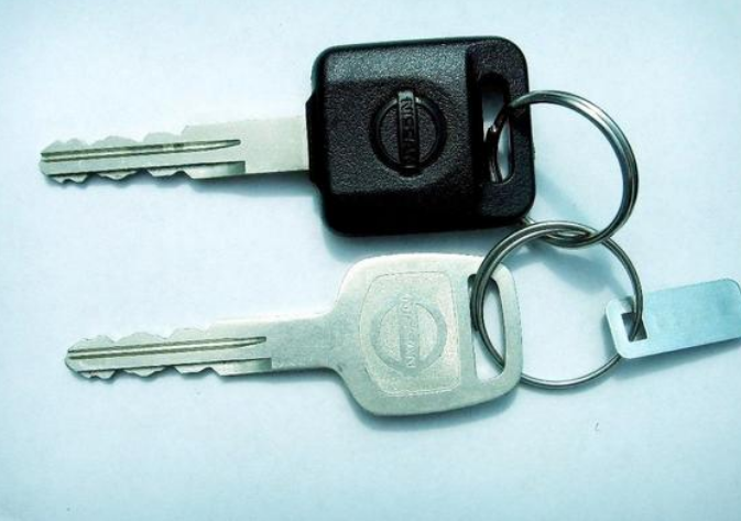 钥匙上的小铁片不要扔,能省好几百块钱,扔了就等后悔吧