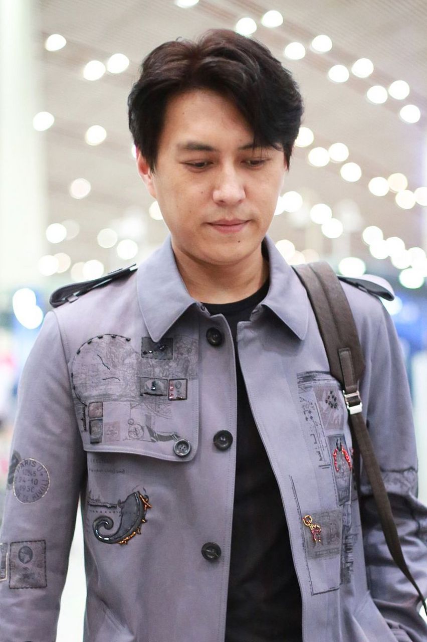 靳东在济南大学宣传防艾知识,谁知道广场上的那些网友