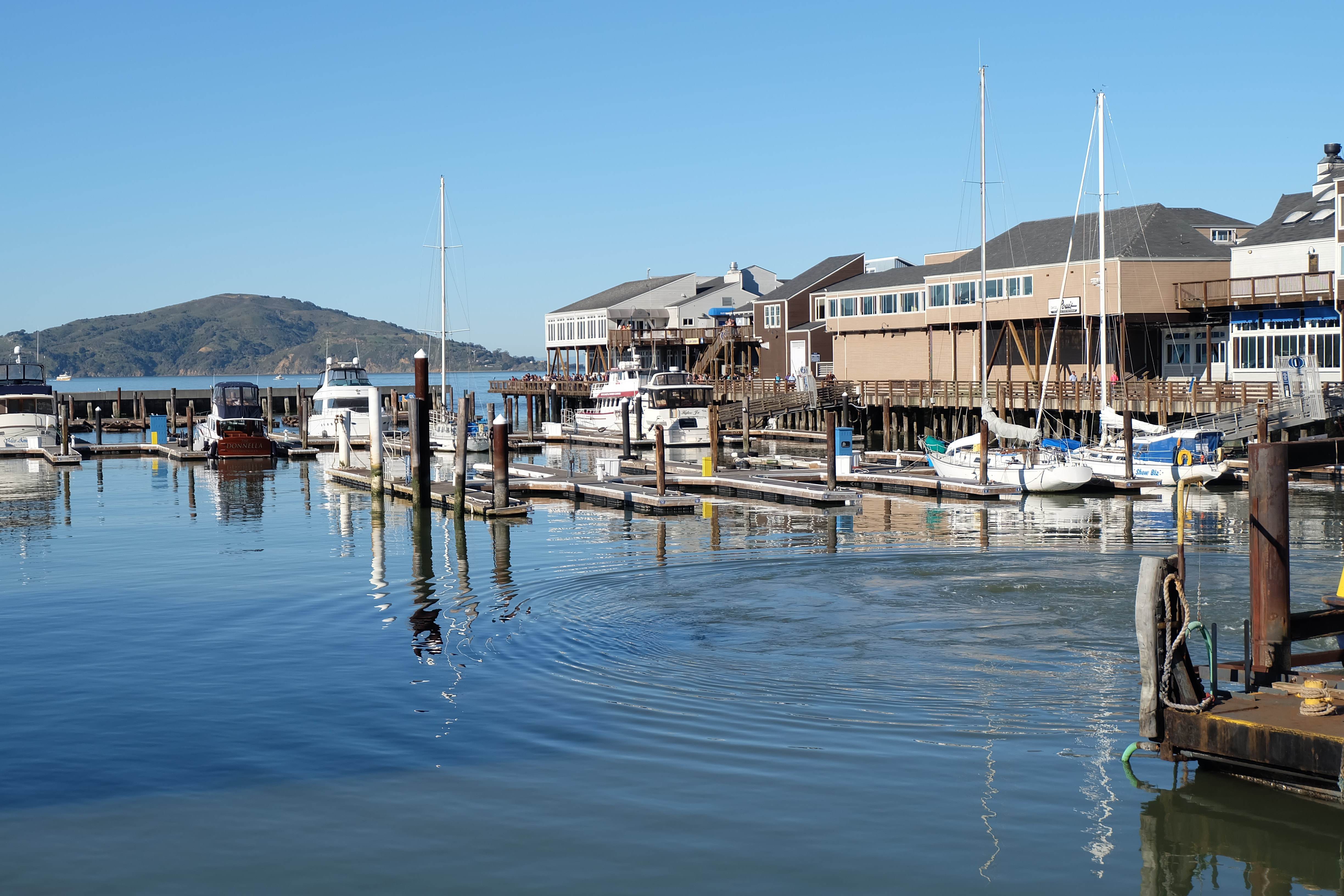 这有僻静的小海湾,美丽的海礁,以及柔美的粉色沙滩