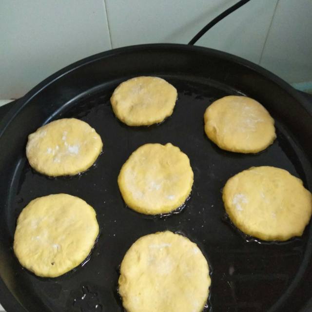 第8步,电饼铛加热加点油中火开始烙饼.