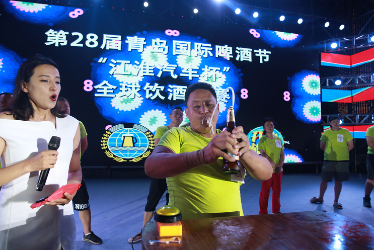 青岛国际啤酒节上12好汉赛酒速 "吹瓶王"张树军剑指总冠军