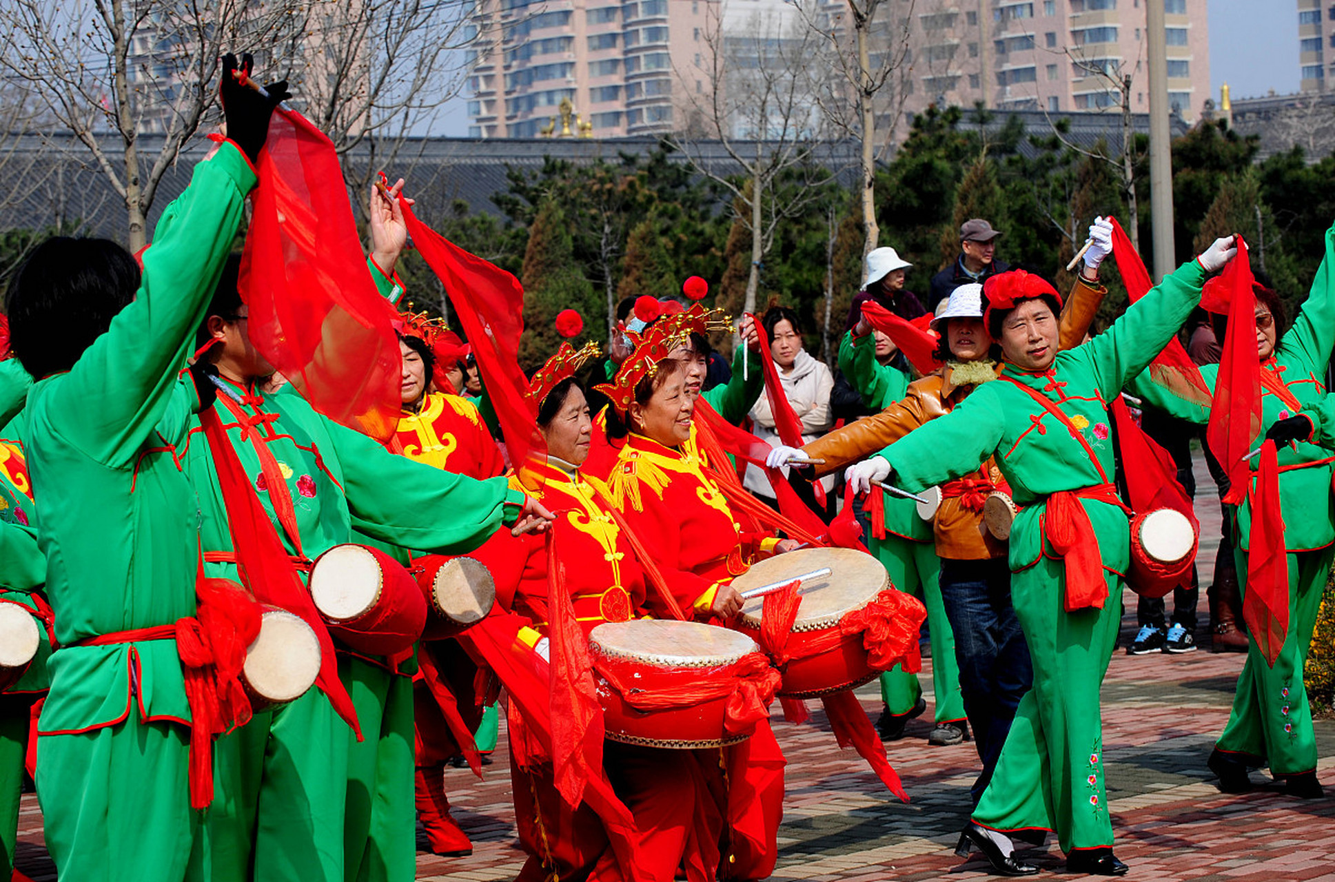 东北秧歌锣鼓喧天图片