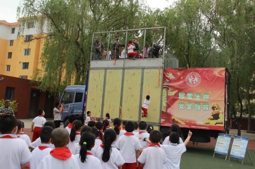 汗昭格"铭记历史 珍爱生命"安全教育锡林南路小学在行动