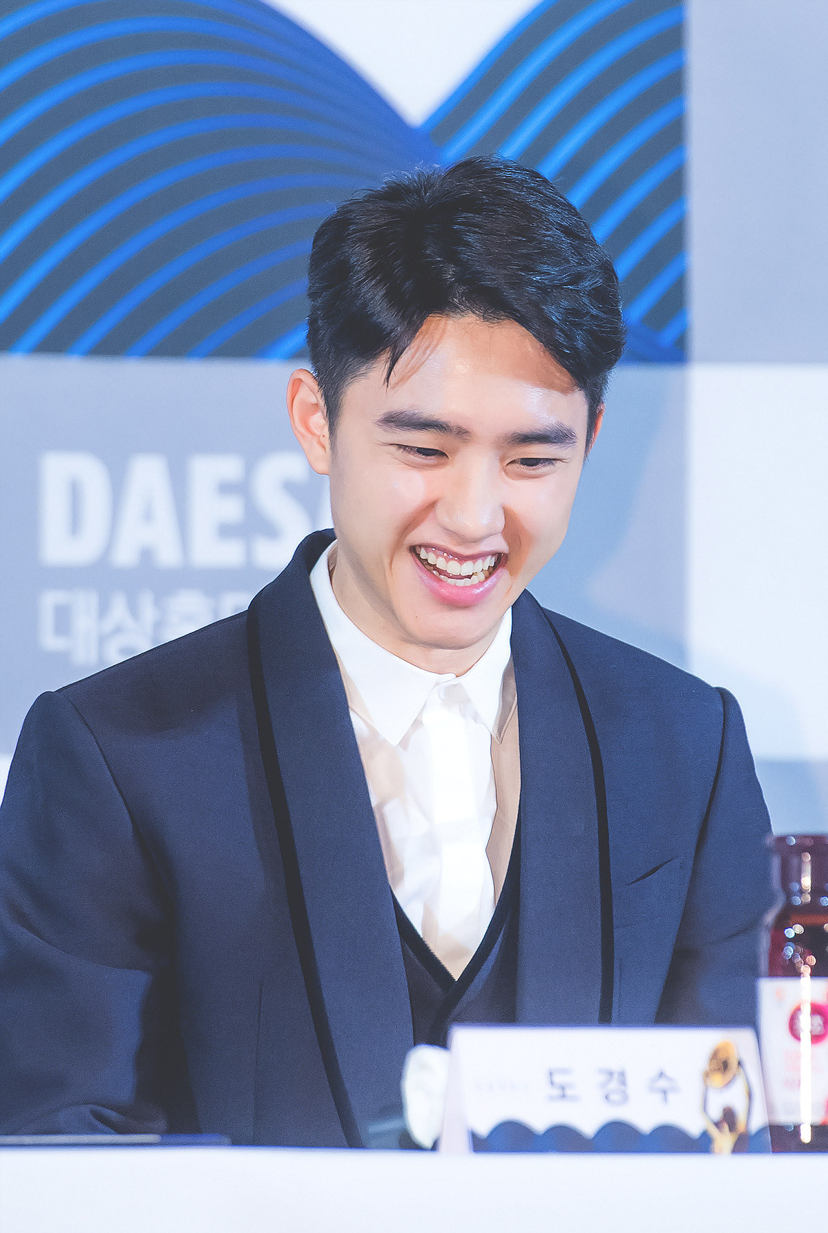 exo都暻秀出席第39届青龙电影节活动,你的好友心形嘴嘟嘟上线!