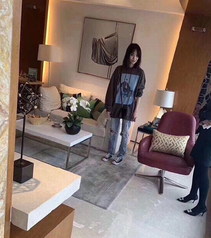 郑爽素颜现身看新房,疑似想与张恒共筑爱巢,但粉丝控评太厉害了