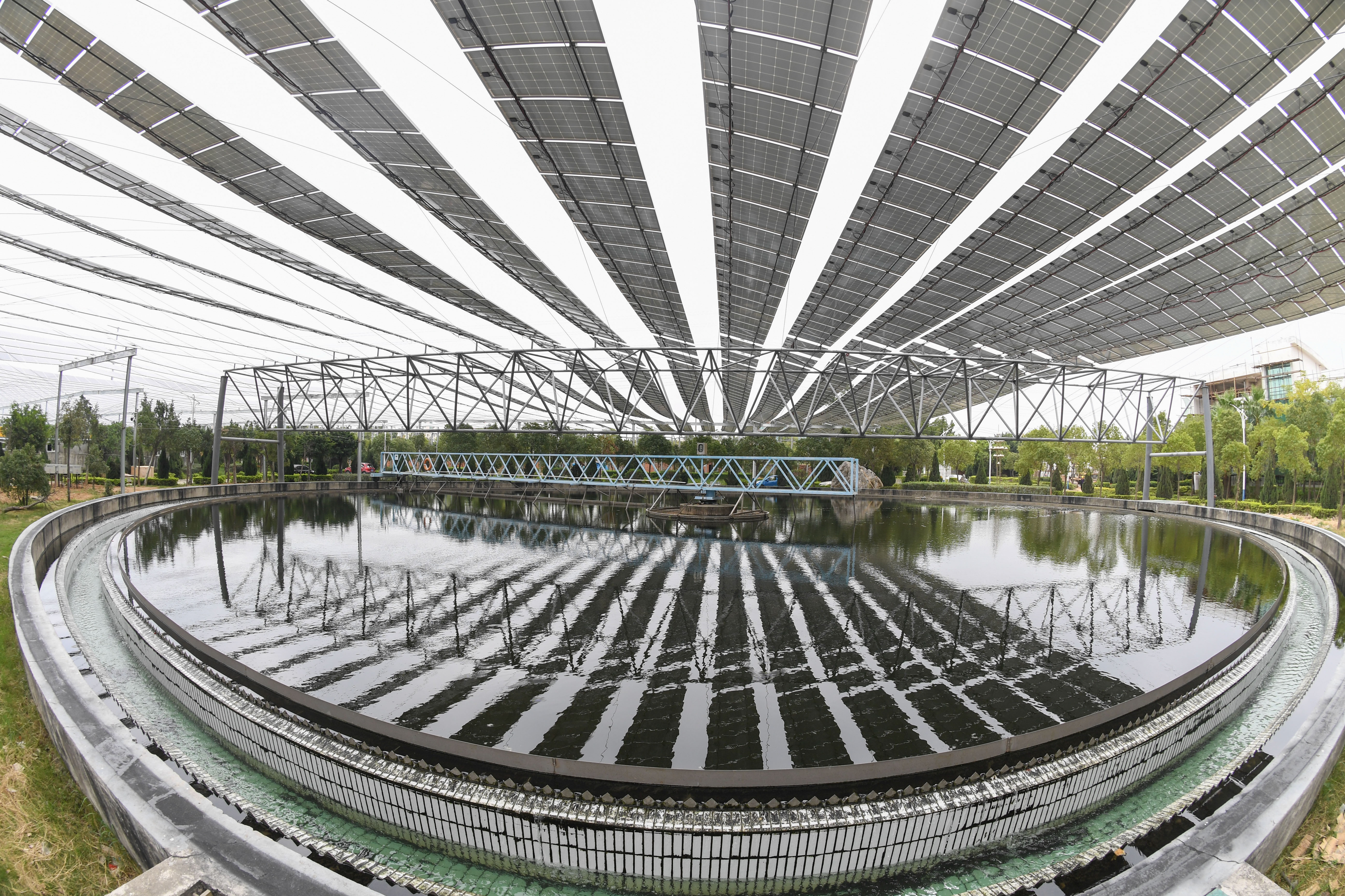 的福建省石狮市中心区城市污水处理厂处理池上的分布式光伏发电项目