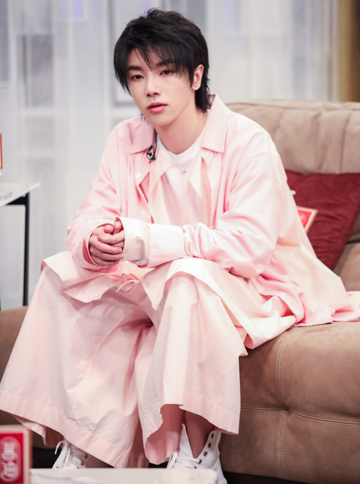 华晨宇陈立农撞衫,身穿同款粉色衬衫,两人相差10岁差距"好大"