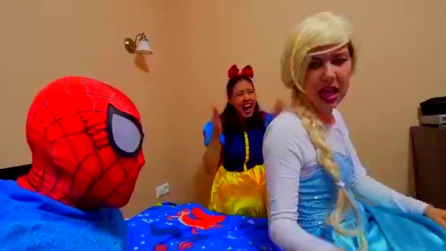 真人玩具秀:毒液蜘蛛和男巫枪战攻击艾莎公主和安娜