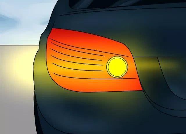 汽车已经在超车道,为啥还一直打着左转灯?交警:再说一次