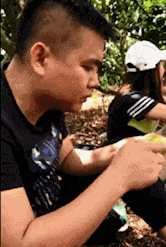 大哥到底吃的是什么东西,为何表情如此销魂,是跟杨过学的吗?
