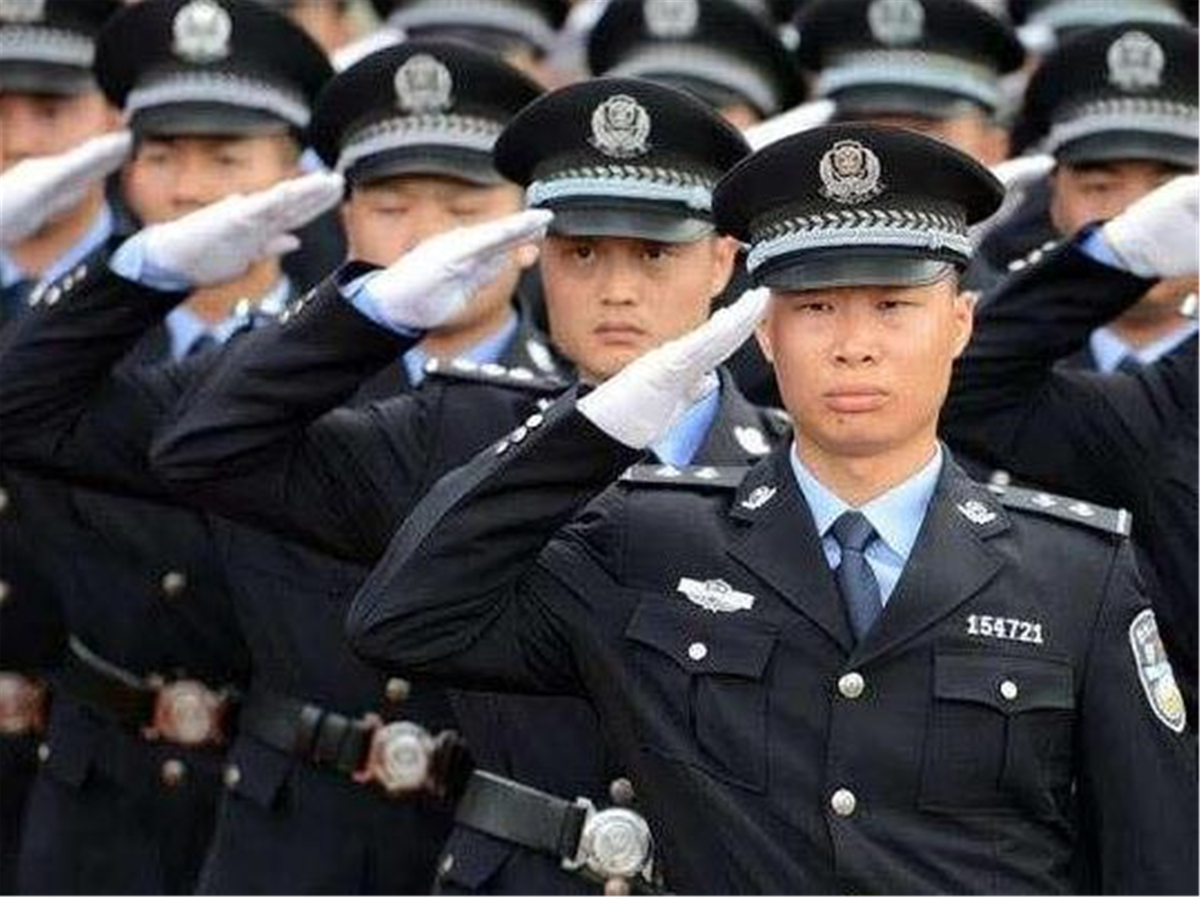 在执行任务的时候,军人们和警察们相遇之后,是谁指挥