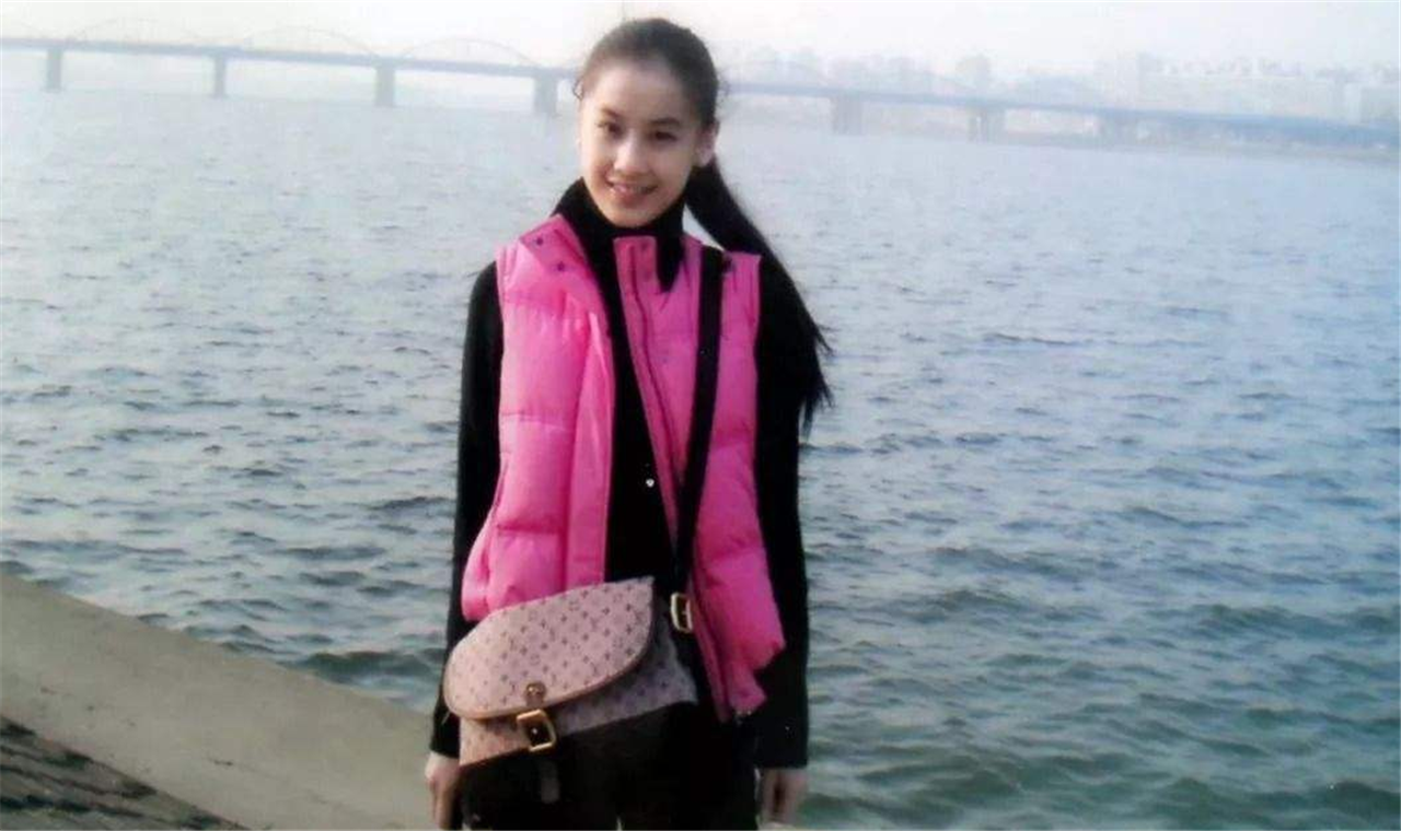 时隔20年黄圣依和中学同学聚会曝光,黄圣依样貌出众,这就是差别