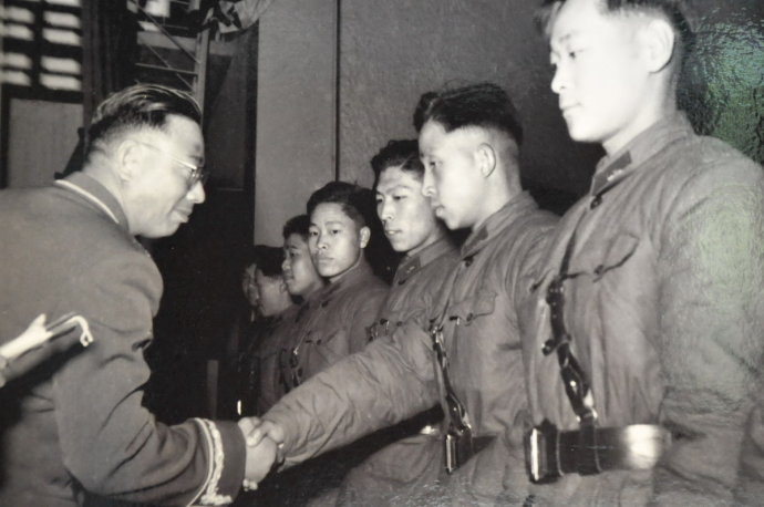 他是开国大将,主动申请降衔,困难时期把弟弟"撵走,饿死在火车上