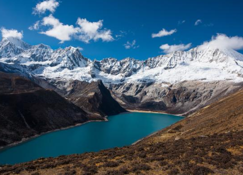 拉姆拉错位于西藏山南加查县境内,湖面海拔5080米,在藏语中的意思是"