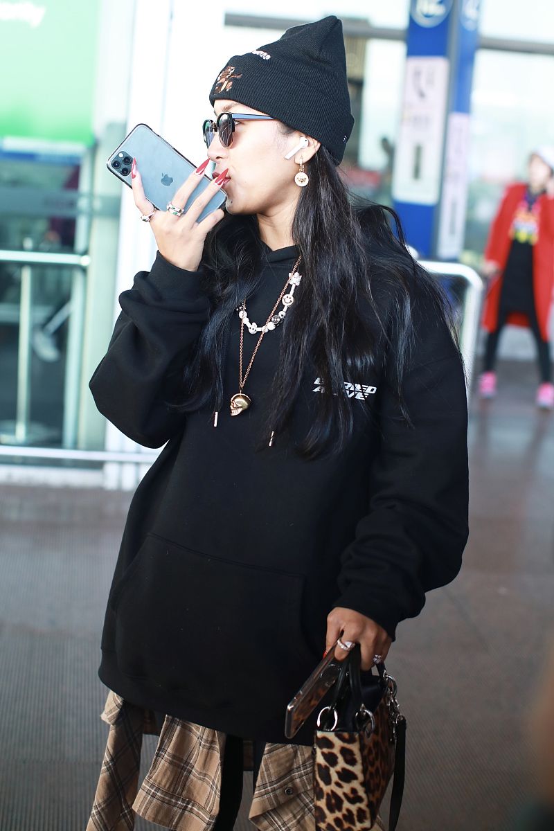 吉克隽逸街拍:卫衣搭配格纹衬衫裙 豹纹ladydior街头范儿