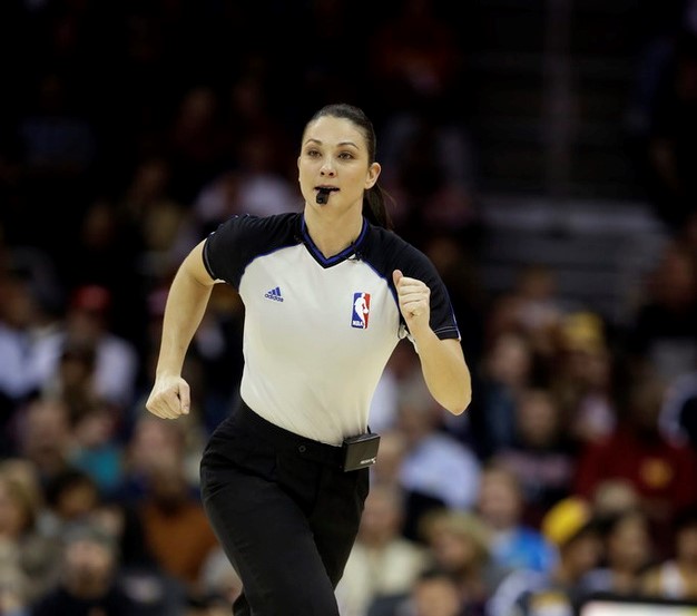 马刺美女助教哈蒙,是nba历史上第一位女教练,未来女教练会成为一支