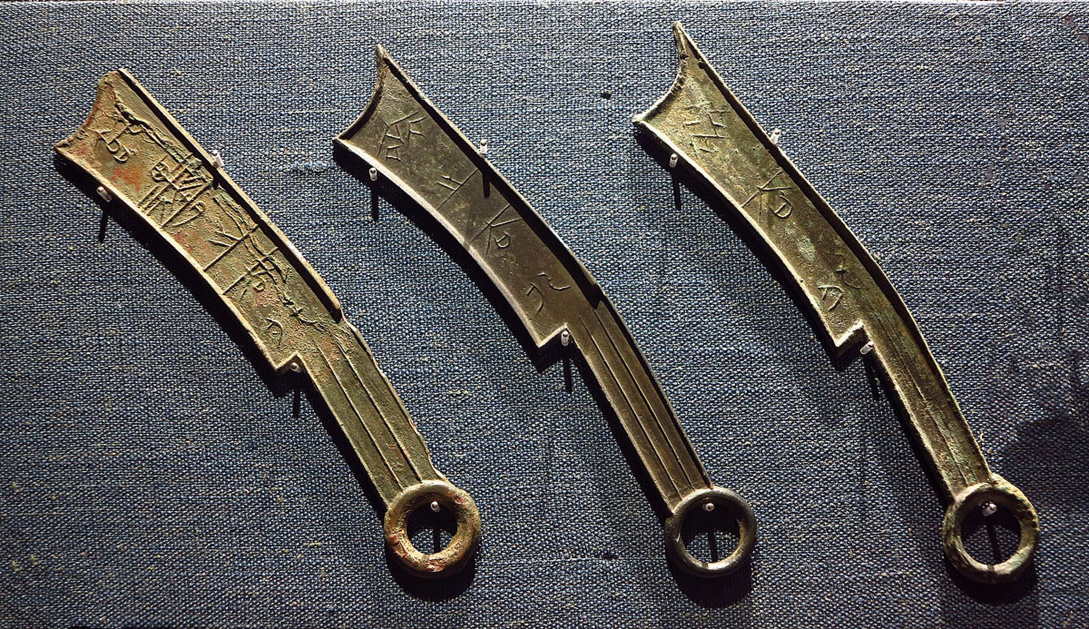 刀币,是春秋战国时期的青铜铸币之一.