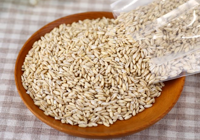 裸燕麦是燕麦中的常见品种,它在国内有大面积种植,也叫莜麦,是一种