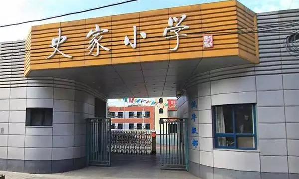 在车站门口坐公交车k350,可到达乌镇西栅东大门;或下车后沿青镇路往东