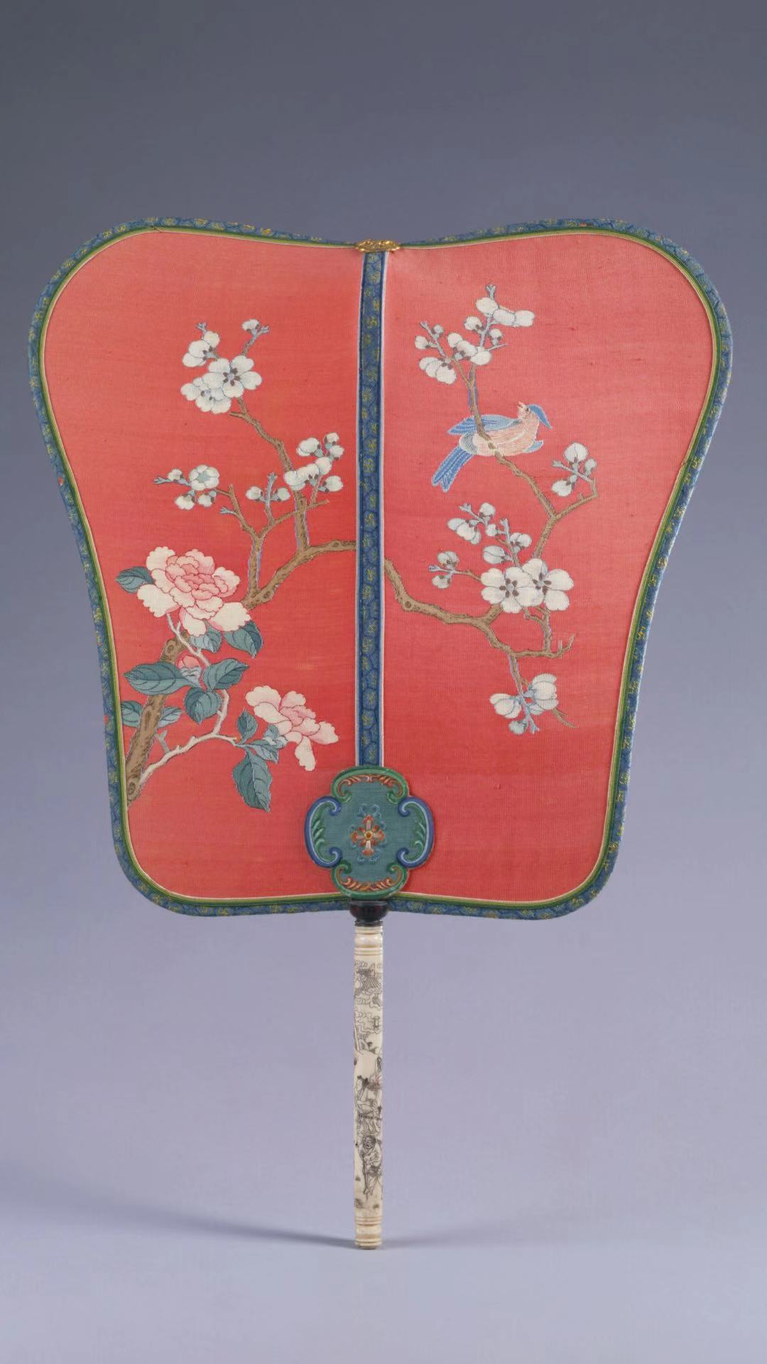 现收藏在北京故宫博物院.通长45cm,扇面最宽31.5cm.