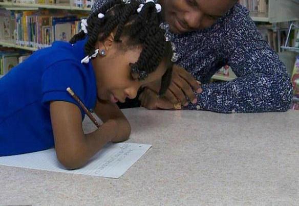 小女孩出生就没有手掌,却靠手臂写字获得书法比赛冠军