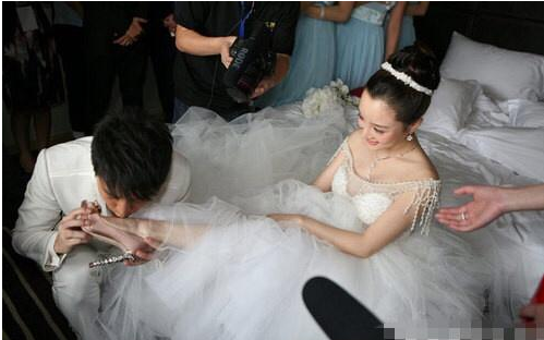 贾乃亮深情亲吻李小璐的脚,陶醉的表情让人唏嘘,如今物是人非