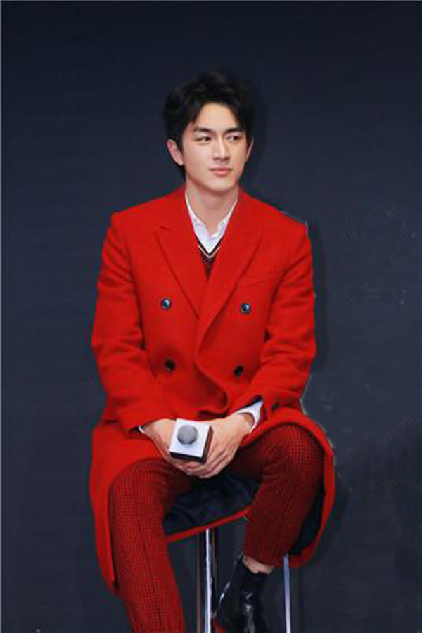 林更新穿了一件黑色皮夹克,一条黑色裤子,造型酷酷的,是个爱笑的阳光