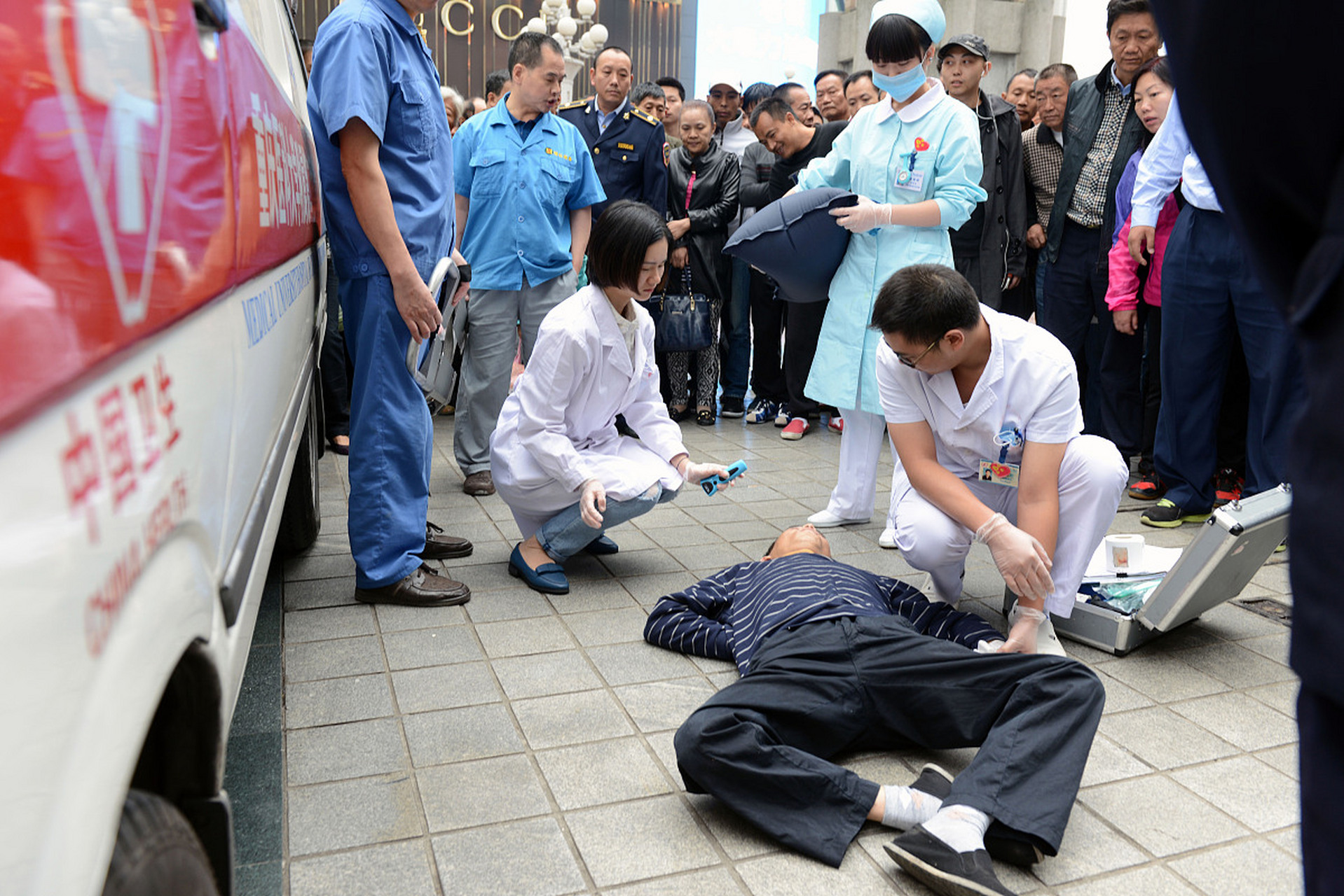 开胸救人,这听起来像是电影里的情节,但最近在某街