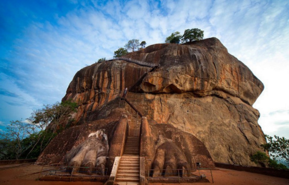 斯里兰卡狮子岩,建于200米的岩石上,被誉为世界第八大奇迹