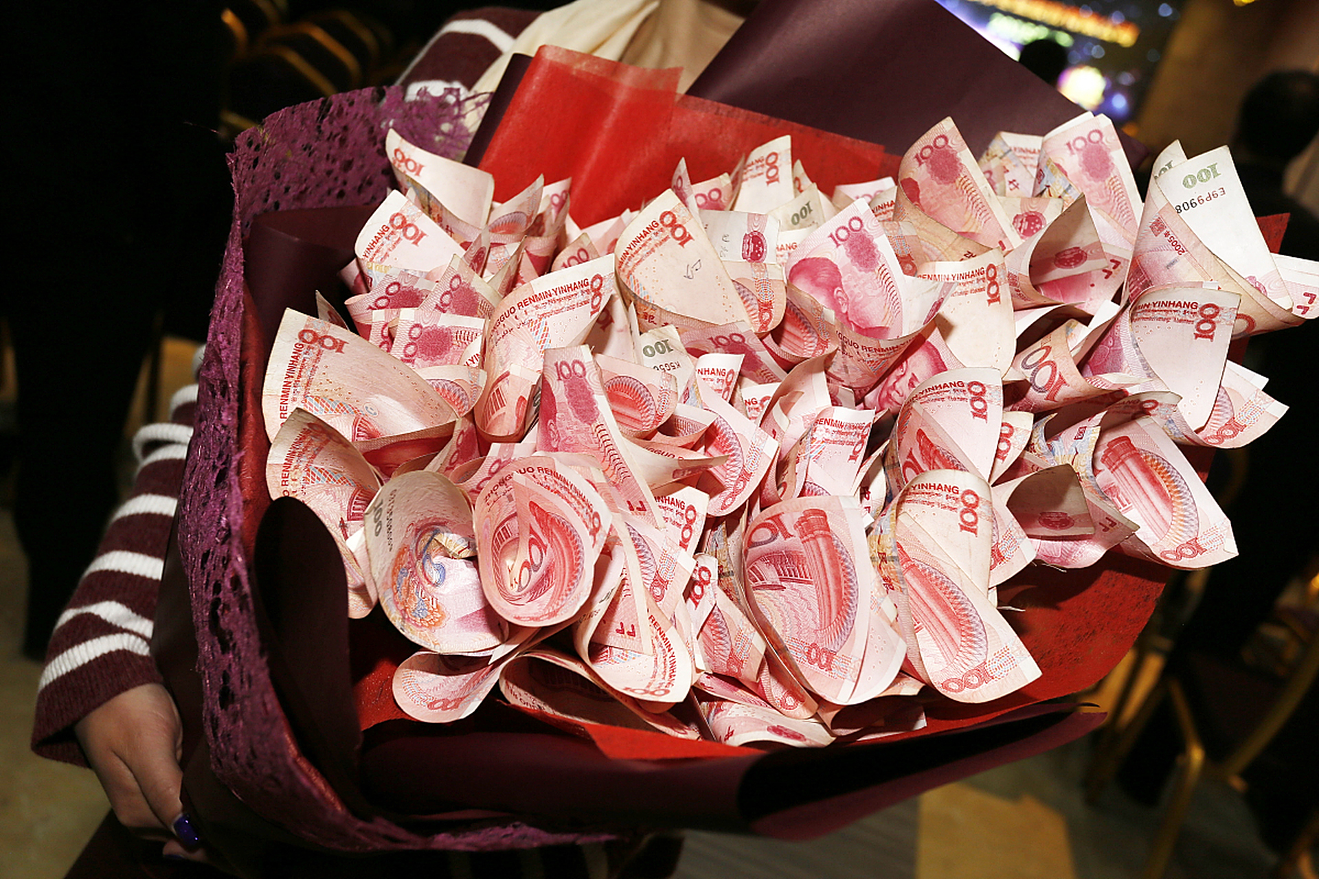 09 现金花束作为一种浪漫又实用的礼物,居然会被认为是违法行为,这