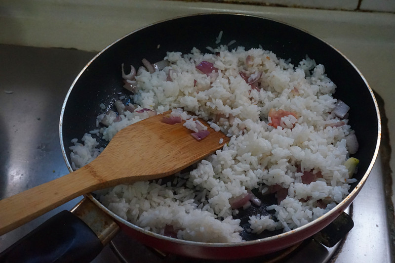 隔夜饭到底能不能吃?营养师做出回应,网友:竟然被骗了这么久!