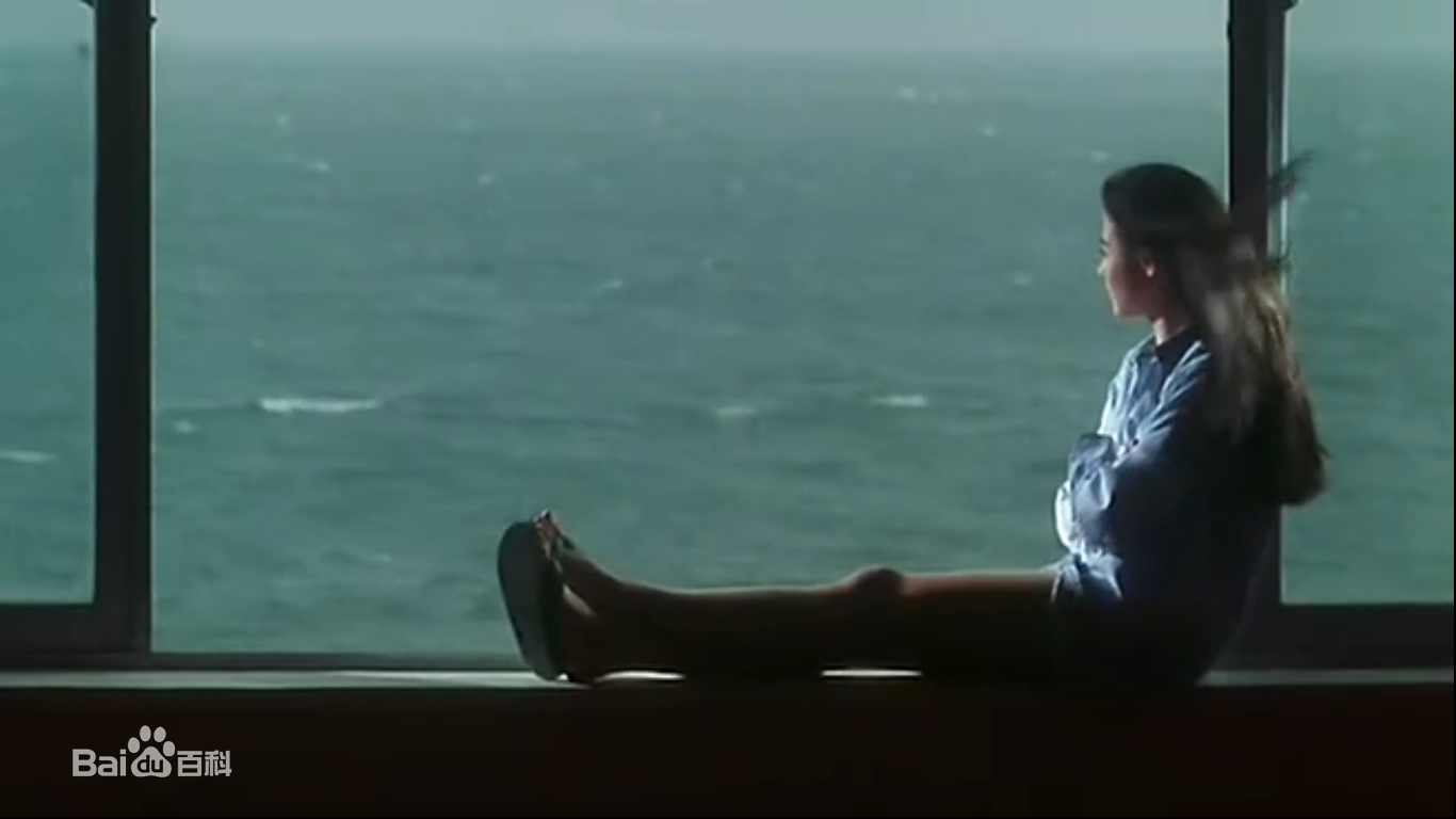 她随意的夹着一支烟,她那被风吹拂得凌乱蓬松秀发,她憧憬的眼神眺望这