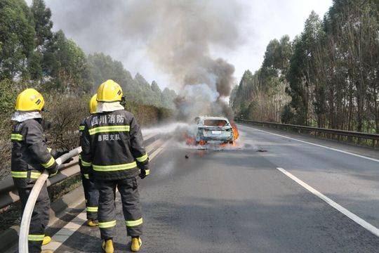 成绵高速德阳段一小车起火 无人员伤亡