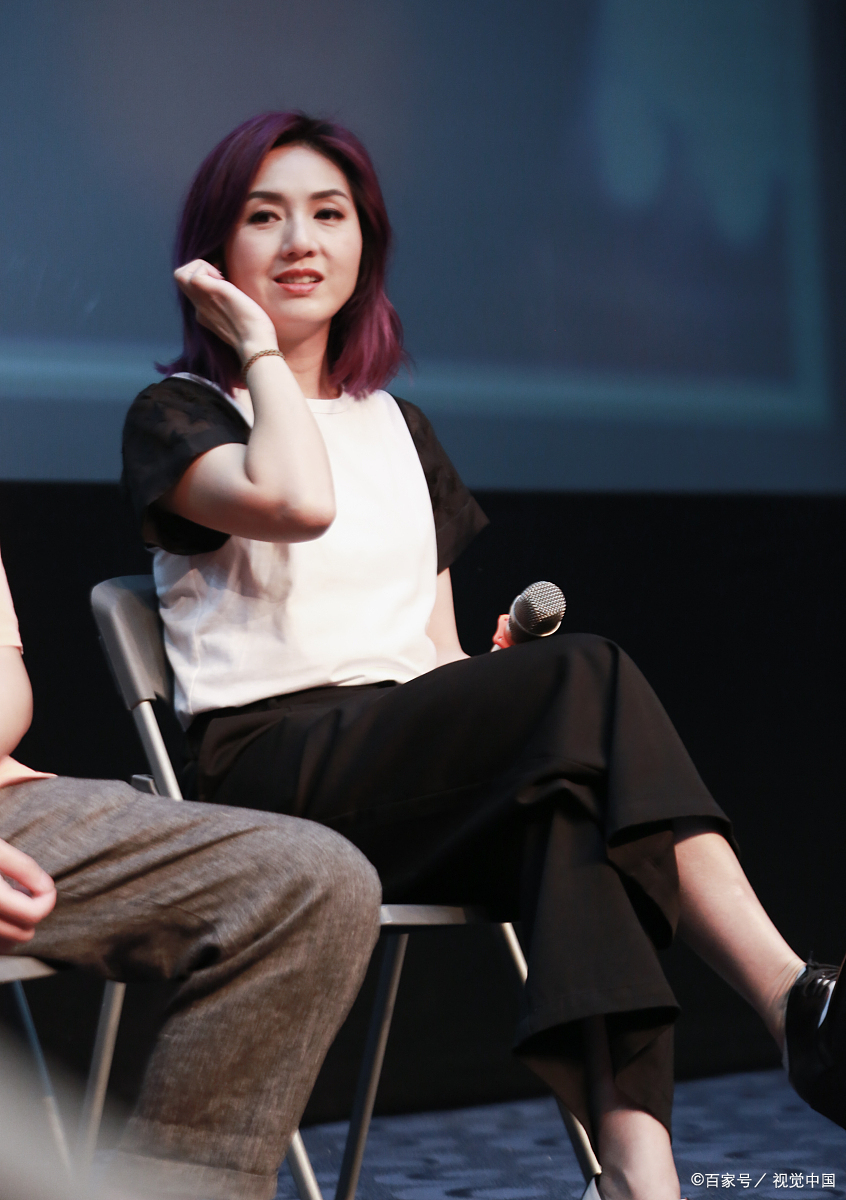 杨千嬅,原名杨泽嬅,1974年2月3日出生于中国香港,祖籍广东汕头, [1-2]